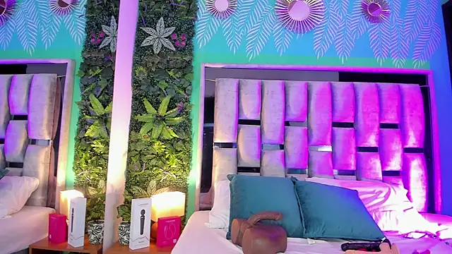Snapshot of Mari_cooper1 chatting on May 27, 10:17 pm Mari cooper1 online show from May 27, 10:17 pm
