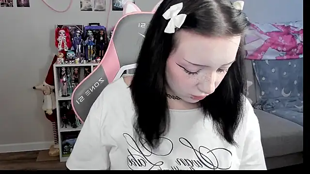 MollysLand online show from March 26, 9:07 am