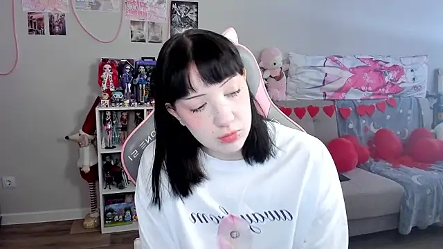 Snapshot of MollysLand chatting on February 19, 8:11 am MollysLand online show from February 19, 8:11 am