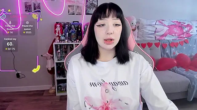 Snapshot of MollysLand chatting on February 16, 8:24 am MollysLand online show from February 16, 8:24 am