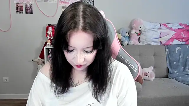 MollysLand online show from April 13, 9:35 am