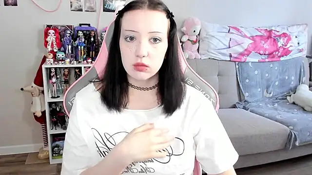 MollysLand online show from April 2, 9:38 am