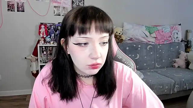 Snapshot of MollysLand chatting on June 1, 10:04 am MollysLand online show from June 1, 10:04 am