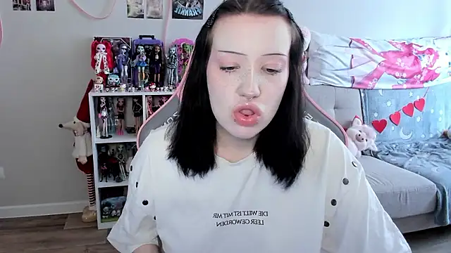 MollysLand online show from March 25, 9:19 am