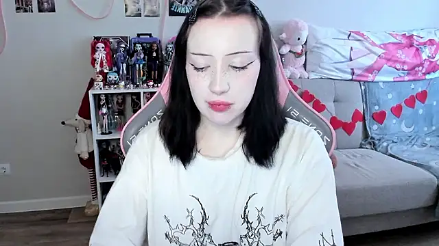 MollysLand online show from March 24, 8:58 am