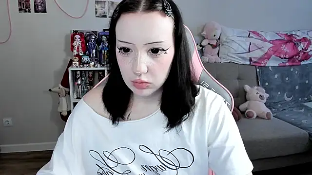 MollysLand online show from March 30, 7:54 am