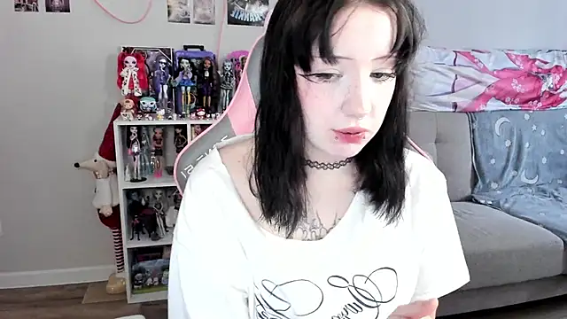 Snapshot of MollysLand chatting on April 23, 9:16 am MollysLand online show from April 23, 9:16 am