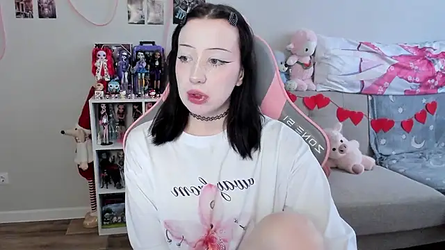 MollysLand online show from March 23, 8:47 am