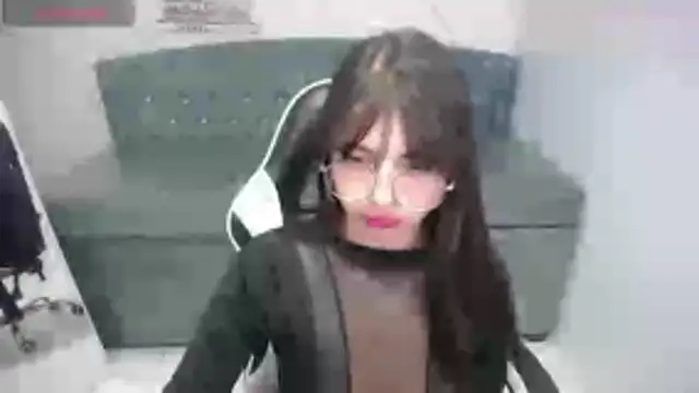 elizabeth t  online show from April 16, 8:20 pm