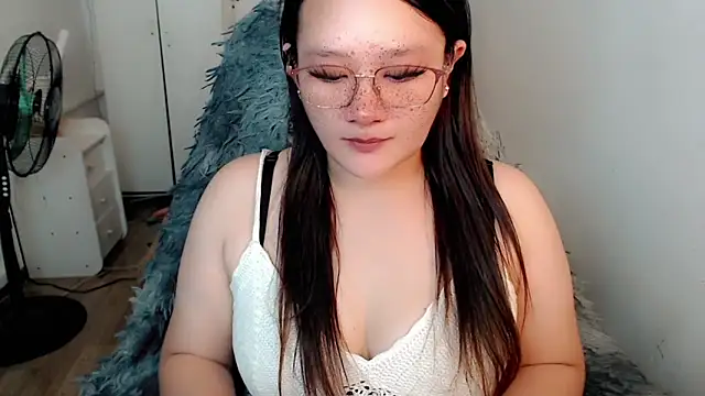 UrLovelyWetPussy online show from March 12, 6:39 am