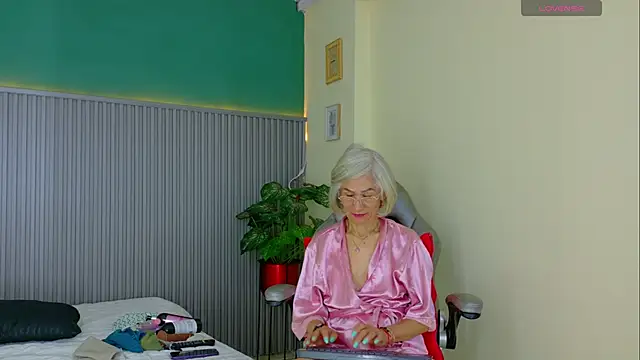 Snapshot of miss_monserrate01 chatting on June 20, 1:27 pm miss monserrate01 online show from June 20, 1:27 pm