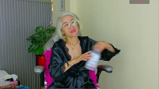 Snapshot of miss_monserrate01 chatting on June 22, 1:52 pm miss monserrate01 online show from June 22, 1:52 pm