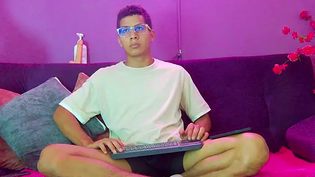 Noah Greenhartt online show from February 21, 8:33 pm