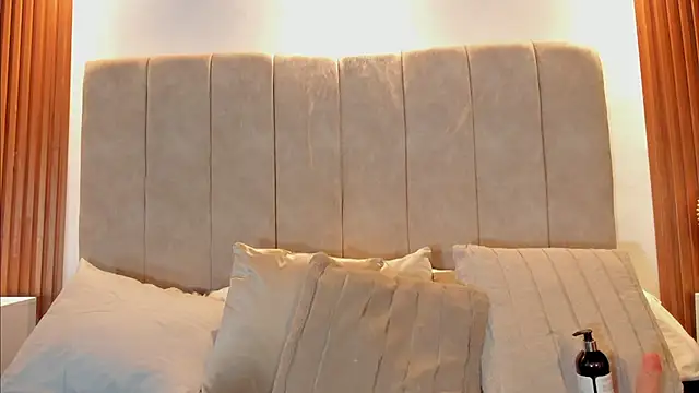  Laura saenz1 online show from March 28, 1:01 pm