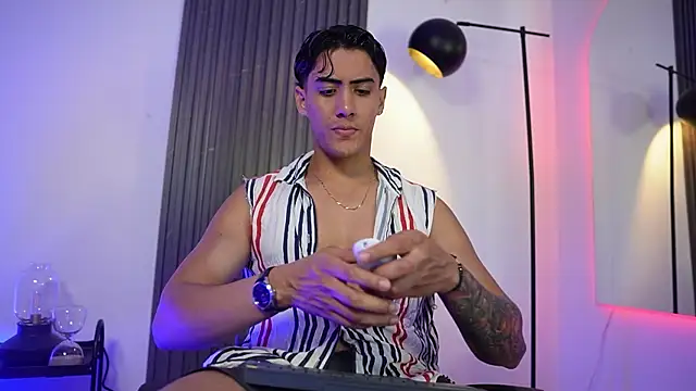 TaylerCross  online show from February 8, 7:11 pm