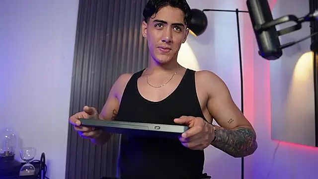 TaylerCross  online show from February 7, 7:11 pm