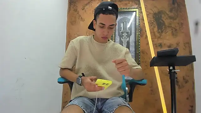 Snapshot of David_Bigcock20 chatting on February 14, 8:31 pm David Bigcock20 online show from February 14, 8:31 pm