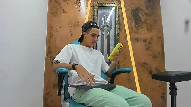 Snapshot of David_Bigcock20 chatting on February 15, 7:46 pm David Bigcock20 online show from February 15, 7:46 pm