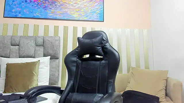 nina glow online show from April 4, 11:39 am