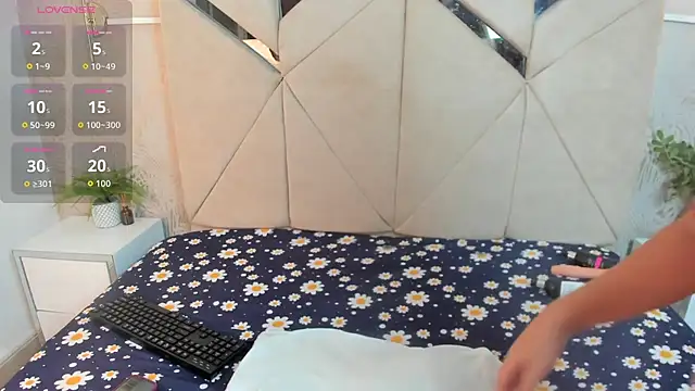 Leah-Moon online show from March 19, 6:13 am