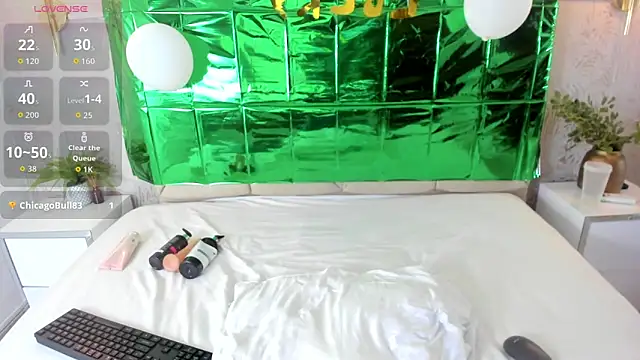 Leah-Moon online show from March 18, 5:32 am