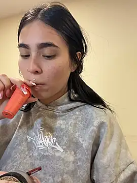 Sara Fernandez  online show from April 8, 2:18 pm