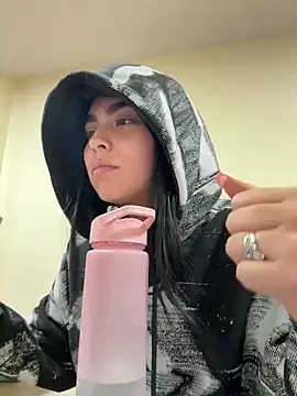 Sara Fernandez  online show from March 11, 3:17 pm