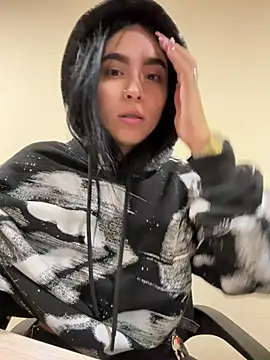 Sara Fernandez  online show from March 5, 2:13 pm