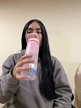 Sara Fernandez  online show from March 13, 1:49 pm