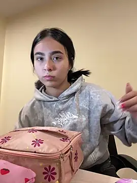 Sara Fernandez  online show from March 27, 2:40 pm