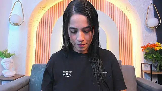 violet scott  online show from May 18, 10:53 am