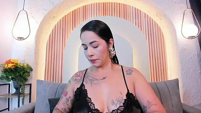 Snapshot of violet_scott_ chatting on July 1, 10:37 am violet scott online show from July 1, 10:37 am
