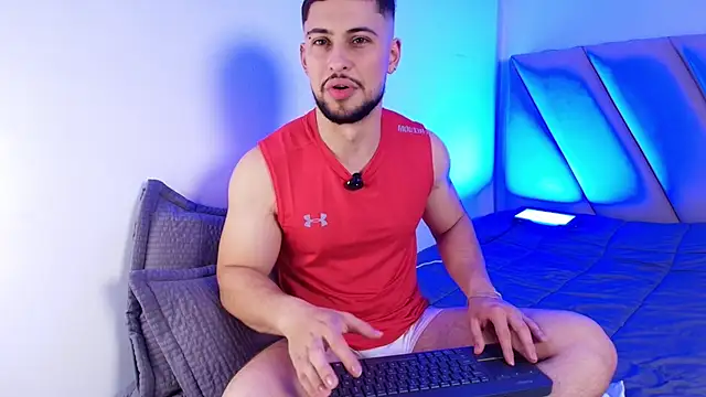 Snapshot of valenssio_moretti chatting on June 10, 12:45 am valenssio moretti online show from June 10, 12:45 am
