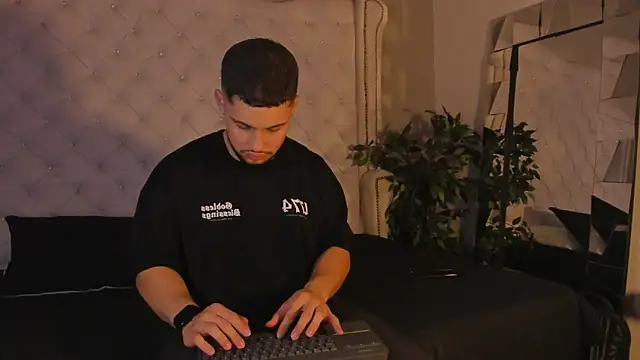 valenssio moretti online show from March 27, 2:09 am