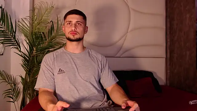 valenssio moretti online show from March 18, 3:42 am