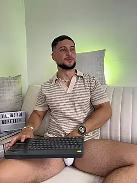 Snapshot of valenssio_moretti chatting on July 15, 2:07 am valenssio moretti online show from July 15, 2:07 am