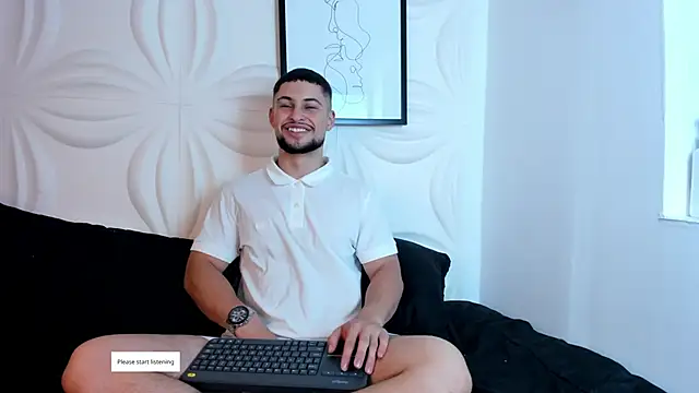 Snapshot of valenssio_moretti chatting on May 2, 12:49 am valenssio moretti online show from May 2, 12:49 am