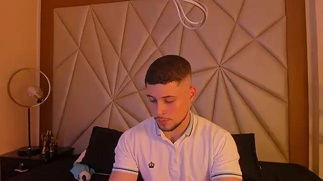 valenssio moretti online show from March 25, 3:39 am