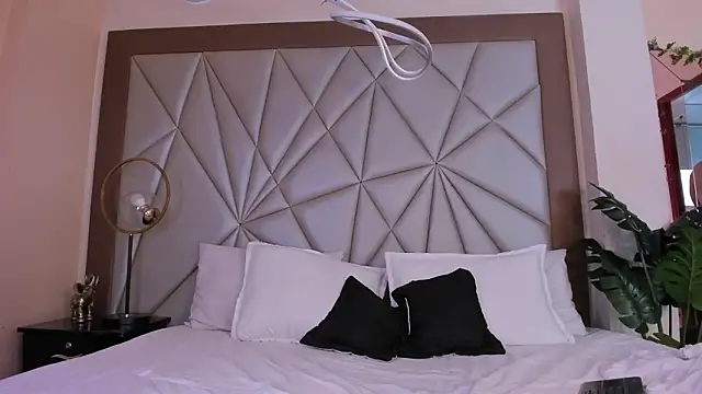 valenssio moretti online show from March 4, 8:05 pm