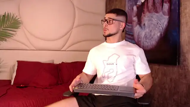 valenssio moretti online show from March 24, 4:01 am