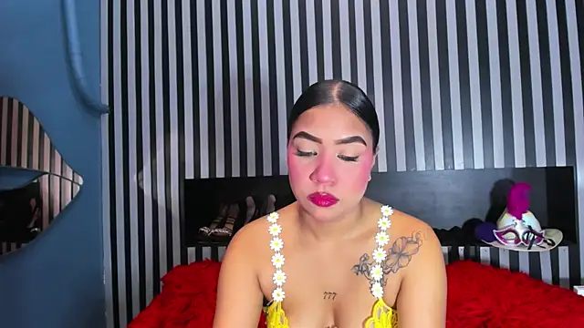 Snapshot of MiaWolton chatting on June 24, 7:22 pm MiaWolton online show from June 24, 7:22 pm