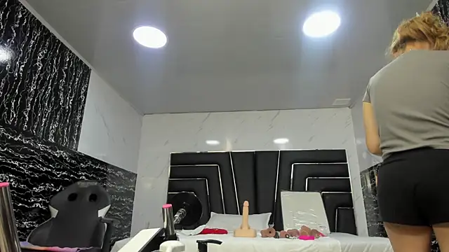 Snapshot of Ladyy_Scarlett chatting on June 12, 3:04 am Ladyy Scarlett online show from June 12, 3:04 am