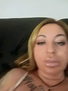 MiaMooly online show from December 4, 5:45 pm