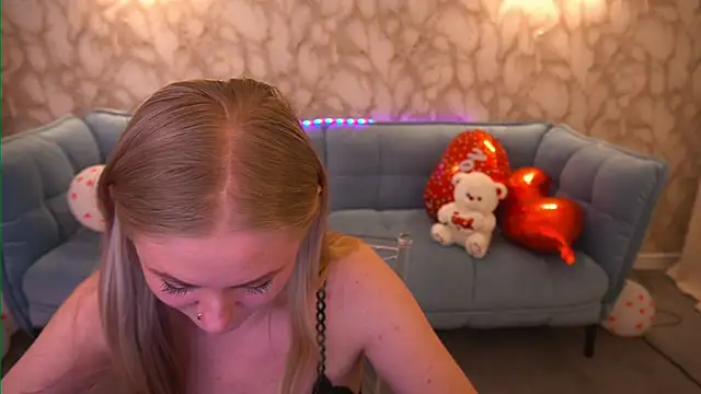 Snapshot of DramaQuenns chatting on February 15, 7:51 am DramaQuenns online show from February 15, 7:51 am