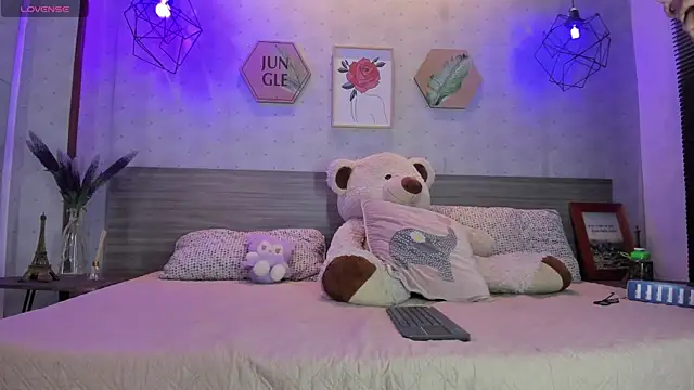 Snapshot of Celeste_wang chatting on February 13, 12:05 pm Celeste wang online show from February 13, 12:05 pm