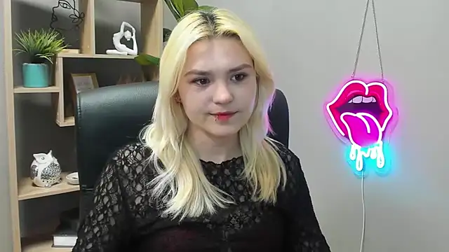 Snapshot of SweetLilyxo chatting on April 23, 6:20 am SweetLilyxo online show from April 23, 6:20 am