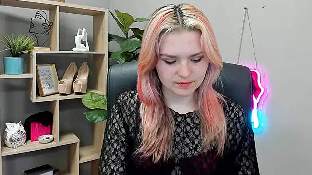 Snapshot of SweetLilyxo chatting on July 4, 7:37 am SweetLilyxo online show from July 4, 7:37 am