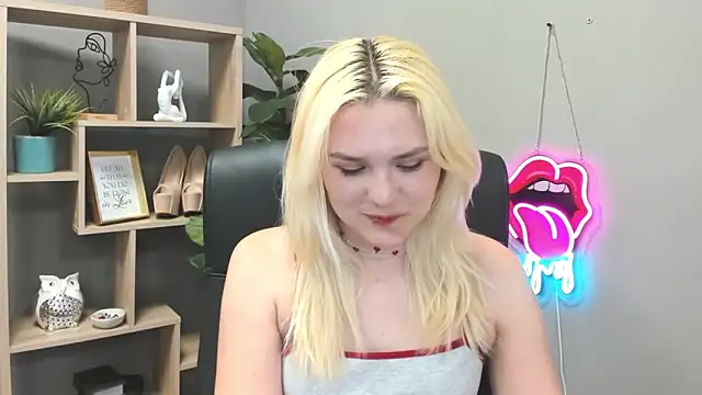 Snapshot of SweetLilyxo chatting on June 1, 1:33 pm SweetLilyxo online show from June 1, 1:33 pm