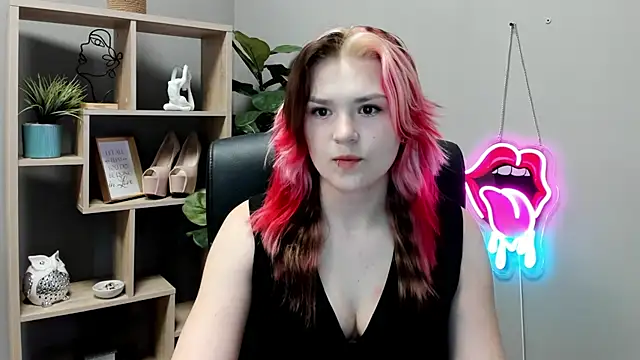 Snapshot of SweetLilyxo chatting on June 10, 6:47 am SweetLilyxo online show from June 10, 6:47 am