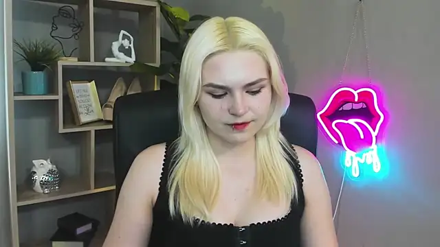 Snapshot of SweetLilyxo chatting on April 28, 1:26 pm SweetLilyxo online show from April 28, 1:26 pm